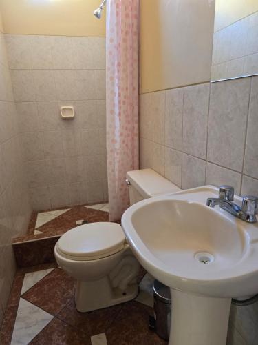 Et badeværelse på Casa en condominio