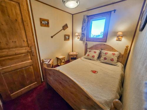 a small bedroom with a bed and a window at Appartement cosy pour 4, cuisine équipée, proche des pistes - FR-1-452-245 in Les Menuires
