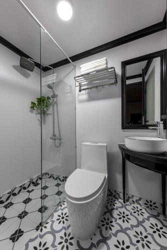 a bathroom with a toilet and a sink at Hanoi Elpis Hotel & Spa in Hanoi