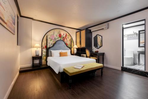 Postel nebo postele na pokoji v ubytování Hanoi Elpis Hotel & Spa