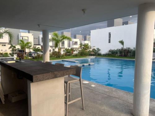 an outdoor bar with a swimming pool in a building at Casa ensueño in Los Algodones