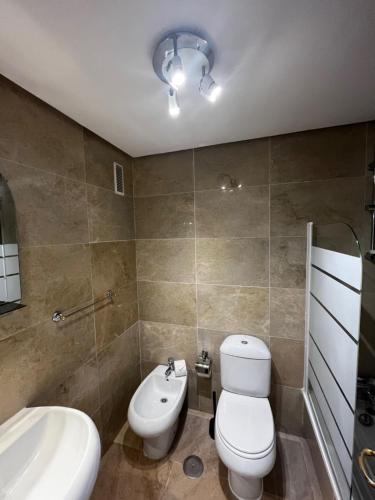 un bagno con un water bianco e un lavandino di 3 Bed Beachfront Penthouse 854 with great views a Manilva