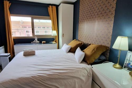 un grand lit blanc dans une chambre avec une fenêtre dans l'établissement Le Ciel Bleu Clim Wifi Garage, à Aix-en-Provence