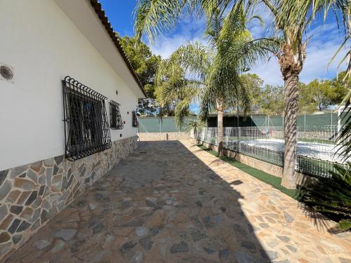 a walkway next to a building with a gate at Villa Garruchal in El Caracolero