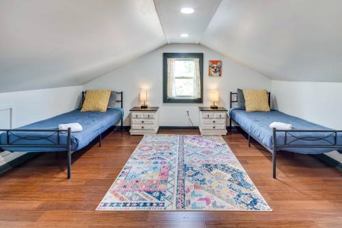 Χώρος καθιστικού στο Cozy Brevard Vacation Rental 1 Block to Main St