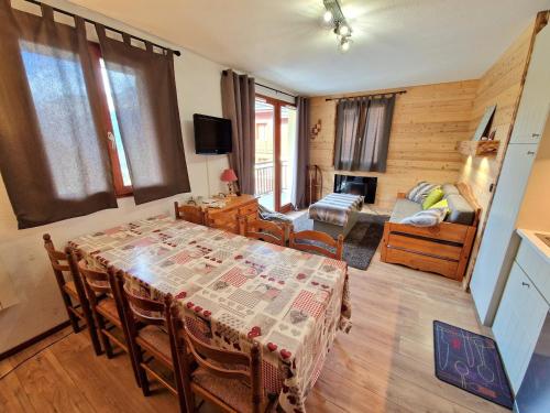 une salle à manger avec une table et un salon dans l'établissement Bel appartement 3 chambres, 2 salles de bain à Valfréjus, 6/8 personnes - FR-1-265-170, à Valfréjus