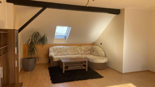 Χώρος καθιστικού στο 2 Zimmer Wohnung nahe Galopprennbahn