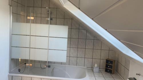 Ένα μπάνιο στο 2 Zimmer Wohnung nahe Galopprennbahn