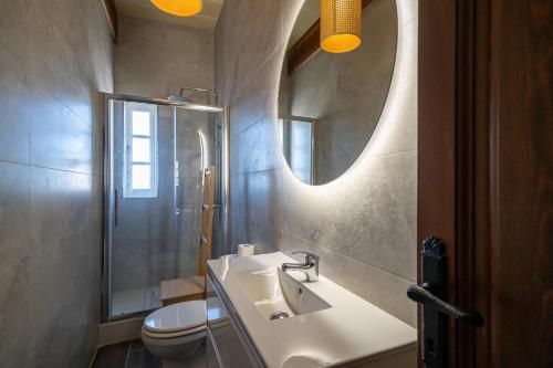 A bathroom at 4 Bedroom Holiday Home with Private Pool