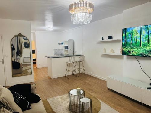 un salon avec un canapé et une télévision sur un mur dans l'établissement Joys, à Lille