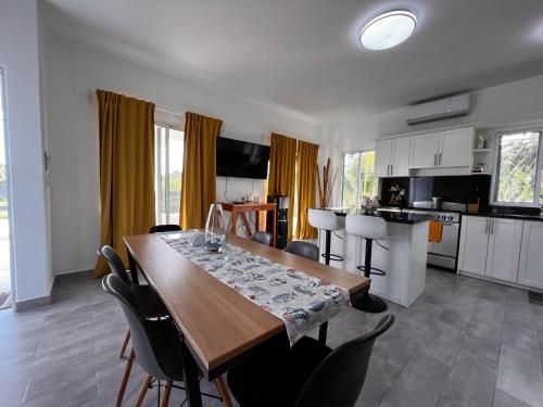a kitchen and dining room with a wooden table and chairs at Apartamento Carey in Cabrera