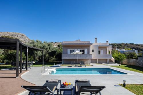 Piscina de la sau aproape de Villa Amalia