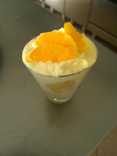 a bowl filled with oranges on a table at Agriturismo Le Cavade in Cembra