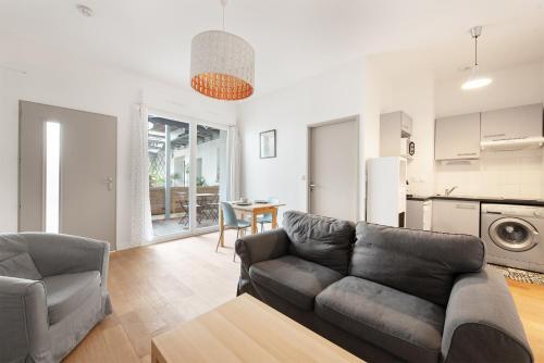 un salon avec un canapé et une table dans l'établissement Appartement aux coeur des Chalets, à Toulouse