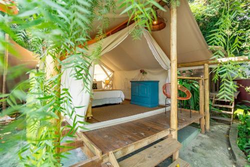 a room in a tent with a bed at Hostel Da Vila Ilhabela in Ilhabela