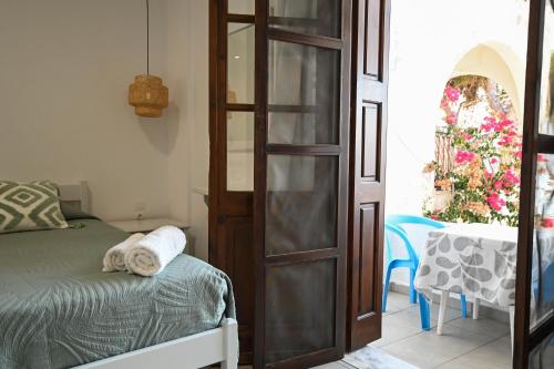 Katil atau katil-katil dalam bilik di Galini View Studios & Apartments