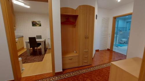 a room with a desk and a closet with a mirror at Ferienwohnung Lindlar in Lindlar