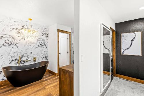 bagno con vasca nera e murale di Great Falls Premier Retreat by Wrecked & Refined Stunning Views Hot Tub Family Fun a Great Falls