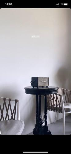 ディリジャンにあるFilijan Gallaryのテーブル(ノートパソコン付)