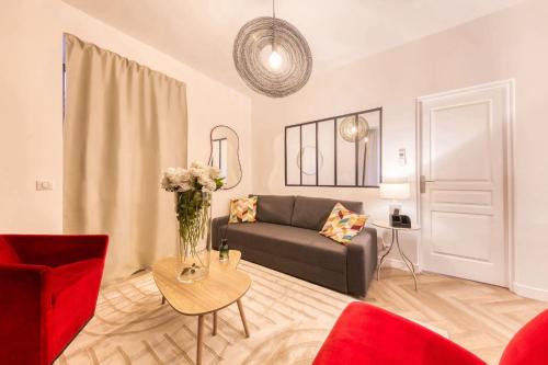 un salon avec un canapé et une table dans l'établissement Moderne & Spacieux - Terrasse Privée - Parking Gratuit - 6 Pers, à Montreuil