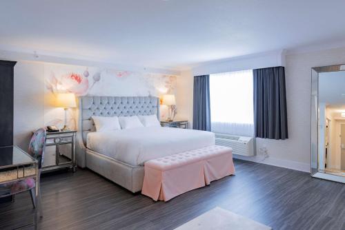 Ein Bett oder Betten in einem Zimmer der Unterkunft Prestige Treasure Cove Resort, WorldHotels Elite