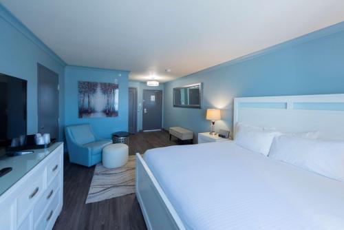 Ein Bett oder Betten in einem Zimmer der Unterkunft Prestige Treasure Cove Resort, WorldHotels Elite