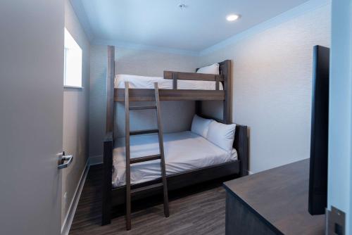 Ein Bett oder Betten in einem Zimmer der Unterkunft Prestige Treasure Cove Resort, WorldHotels Elite