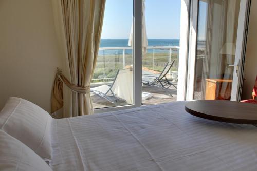 Postel nebo postele na pokoji v ubytování Hôtel Le Lichen De La Mer