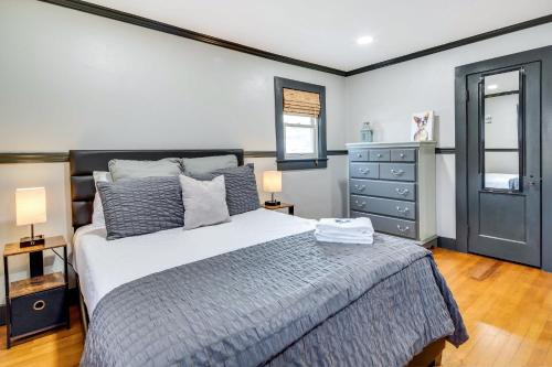 Ένα ή περισσότερα κρεβάτια σε δωμάτιο στο Bright Brevard Home Near Downtown and Trails