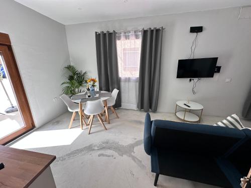 Televisyen dan/atau pusat hiburan di Euphorbia Suites