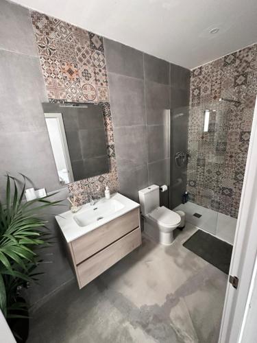 Bilik mandi di Euphorbia Suites