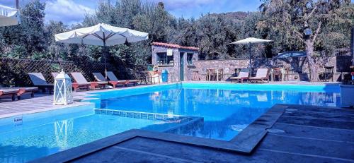 Bazén v ubytování Elia Village by Irida Iris Group nebo v jeho okolí