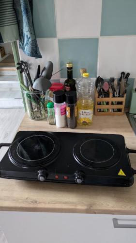 un four avec plaques de cuisson installé au-dessus d'un comptoir de cuisine dans l'établissement Appartement pour 2 personnes, à Annequin