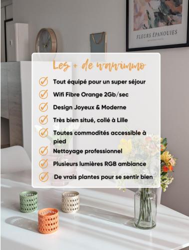 un panneau sur une table avec un vase avec des fleurs dans l'établissement Le design *Vieux Lille*parking gratuit*fibre, à La Madeleine