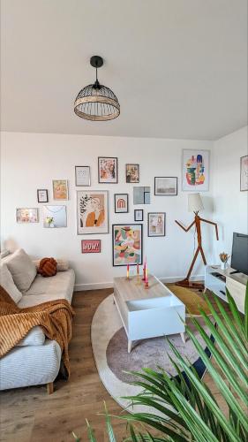 un salon avec un canapé et une table dans l'établissement Le design *Vieux Lille*parking gratuit*fibre, à La Madeleine