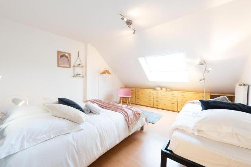 - une chambre avec 2 lits et une lucarne dans l'établissement L'escapade parfaite, à Saverne