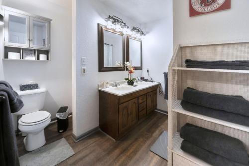 Un baño de Awesome Benedictine Theme and In Your Budget!