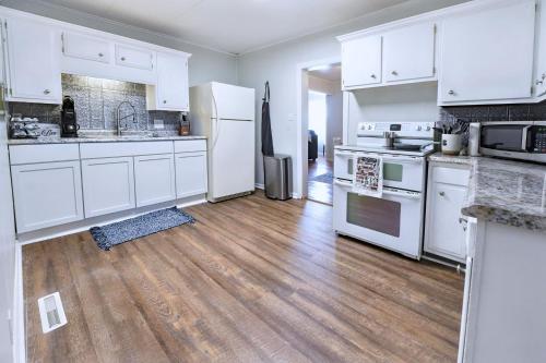 Una cocina o cocineta en Awesome Benedictine Theme and In Your Budget!