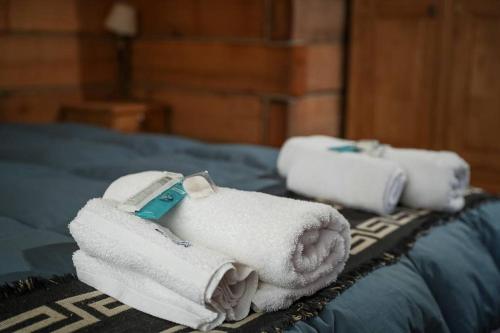 a pile of towels sitting on top of a bed at Cabañas del Peñón in La Cumbrecita