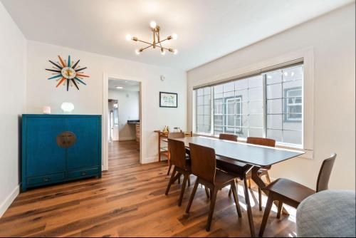 Un comedor y una sala de estar con mesa y sillas. en Berkeley Heaven, en Berkeley