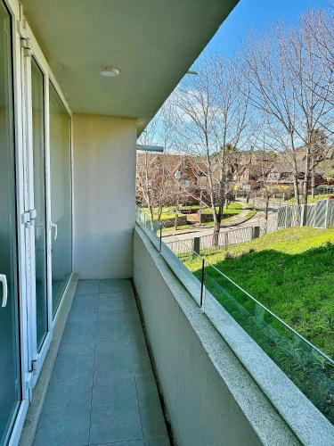 a balcony with a view of a park at Apartamento en exclusivo barrio Lomas de san Andrés con estacionamiento in Concepción