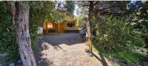 an overhead view of a house in a forest at Criollo Restó & Cabañas in Trevelin