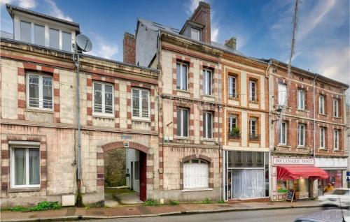 an old brick building on the corner of a street at Appartement charmant à Fécamp : 35 m² près des plages in Fécamp