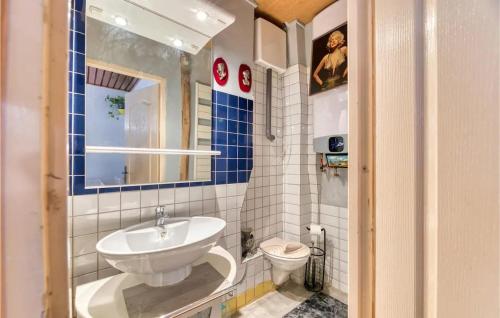 mała łazienka z umywalką i toaletą w obiekcie Appartement charmant à Fécamp : 35 m² près des plages w mieście Fécamp