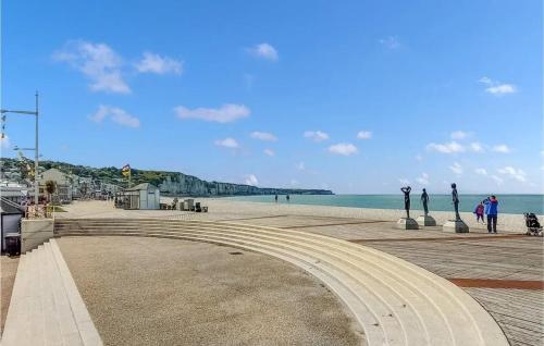 a boardwalk with a view of the beach and the ocean at Appartement charmant à Fécamp : 35 m² près des plages in Fécamp