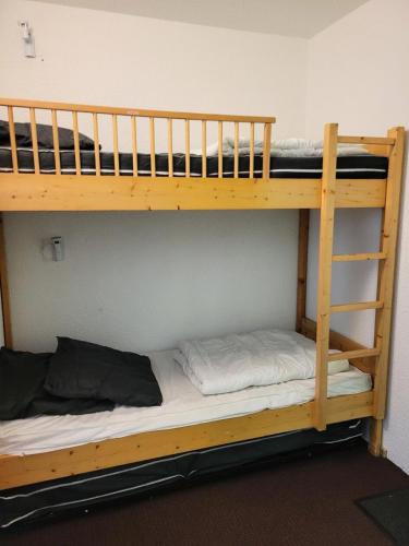 quelques lits superposés dans une chambre dans l'établissement Résidence Varet 2 - Studio cabine 5 personnes Varet MAE-6064, à Arc 2000