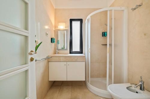 ein Badezimmer mit Dusche und Waschbecken in der Unterkunft Villa Diniz by Madeira Dream Stays in Funchal