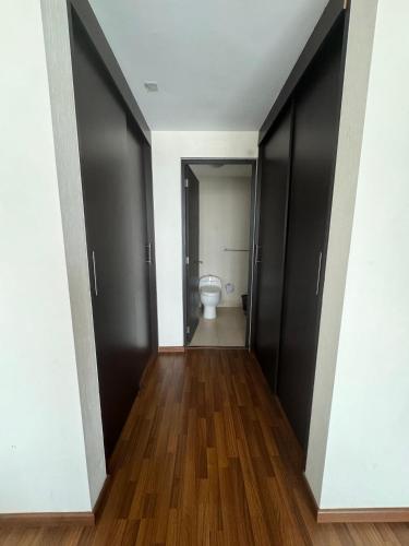 an empty hallway with a toilet in a bathroom at Amplio departamento con balcon in San Luis Potosí