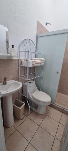 un baño con inodoro y lavabo en Residencia en Megápolis, San Miguel, en San Miguel