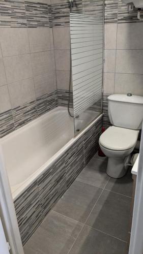 une salle de bain avec toilettes, baignoire et lavabo dans l'établissement Résidence Rond-point-pistes Ii - Maxi studio 5 pers.au rond point des pistes 65B avec WIFI MAE-7074, à Orcières